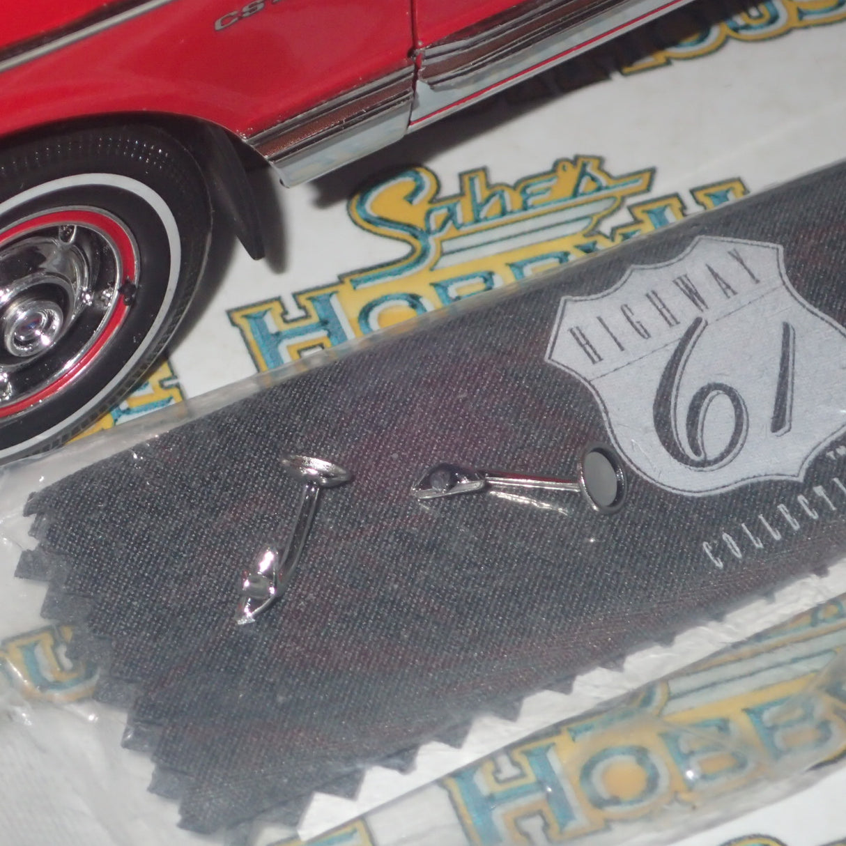 Highway 61 Collectibles 50559 - 1:18 Diecast - Chevy Fleetside Pickup - Red/White