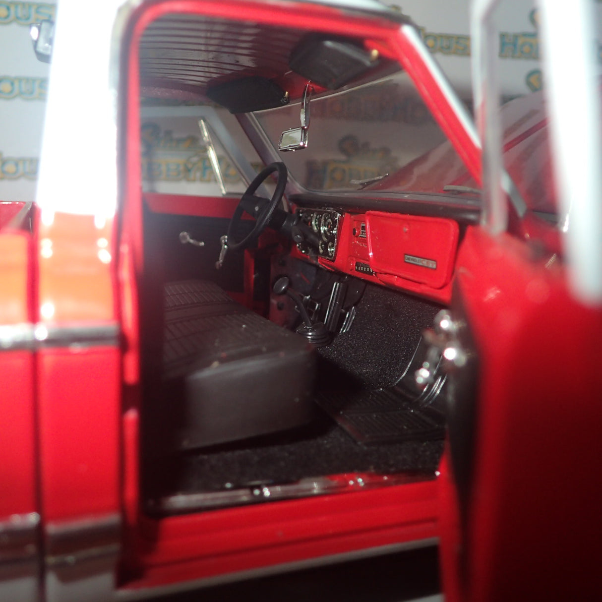 Highway 61 Collectibles 50559 - 1:18 Diecast - Chevy Fleetside Pickup - Red/White