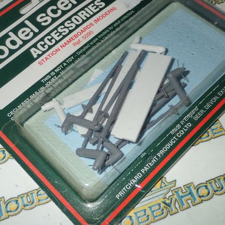 Model Scene Accessories 5095 – HO/OO Scale Station Nameboards (Modern)