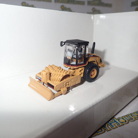 Norscot 55156 - 1/87 Scale Cat CP-563E Padfoot Drum Vibratory Soil Compactor Diecast Scale Model Replica