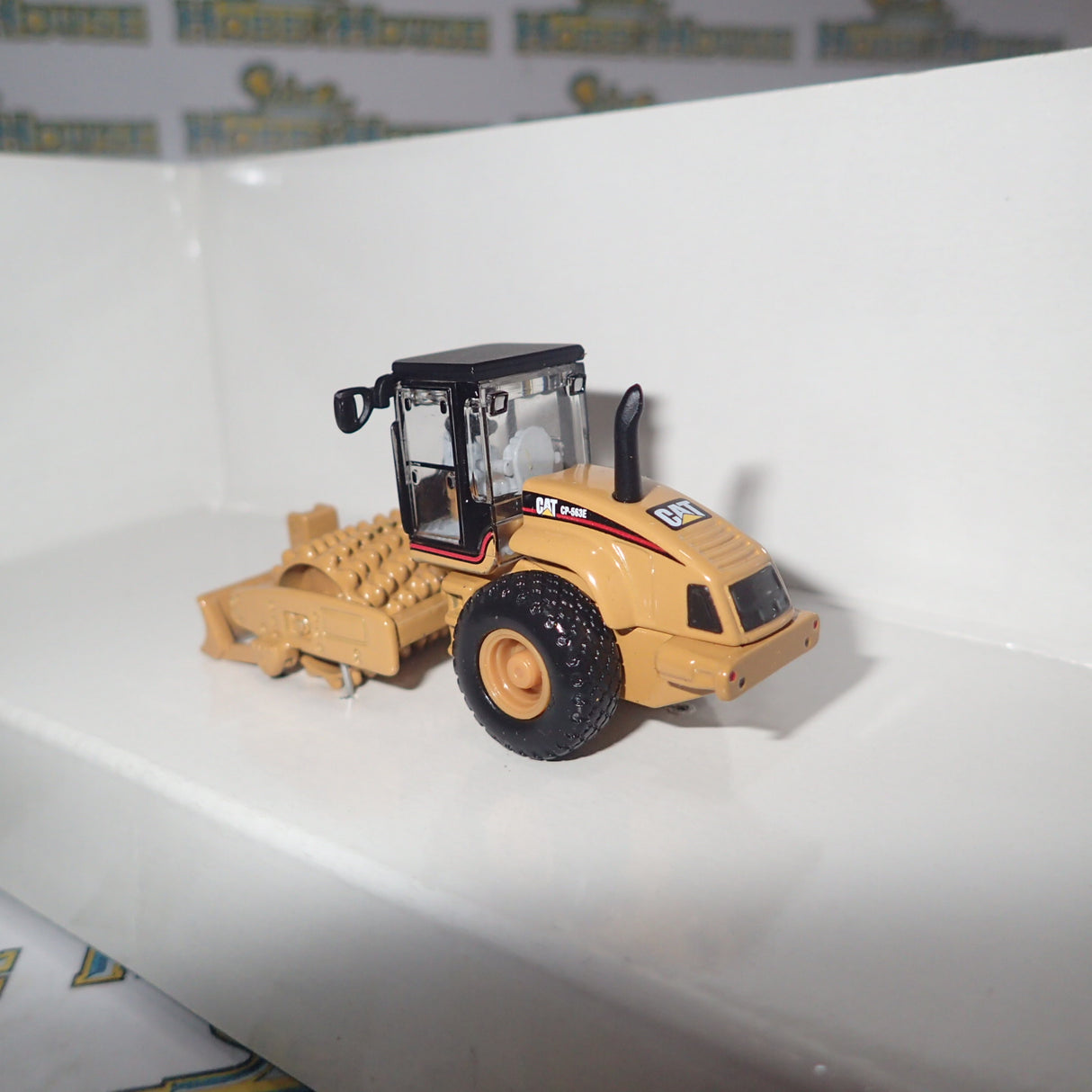 Norscot 55156 - 1/87 Scale Cat CP-563E Padfoot Drum Vibratory Soil Compactor Diecast Scale Model Replica