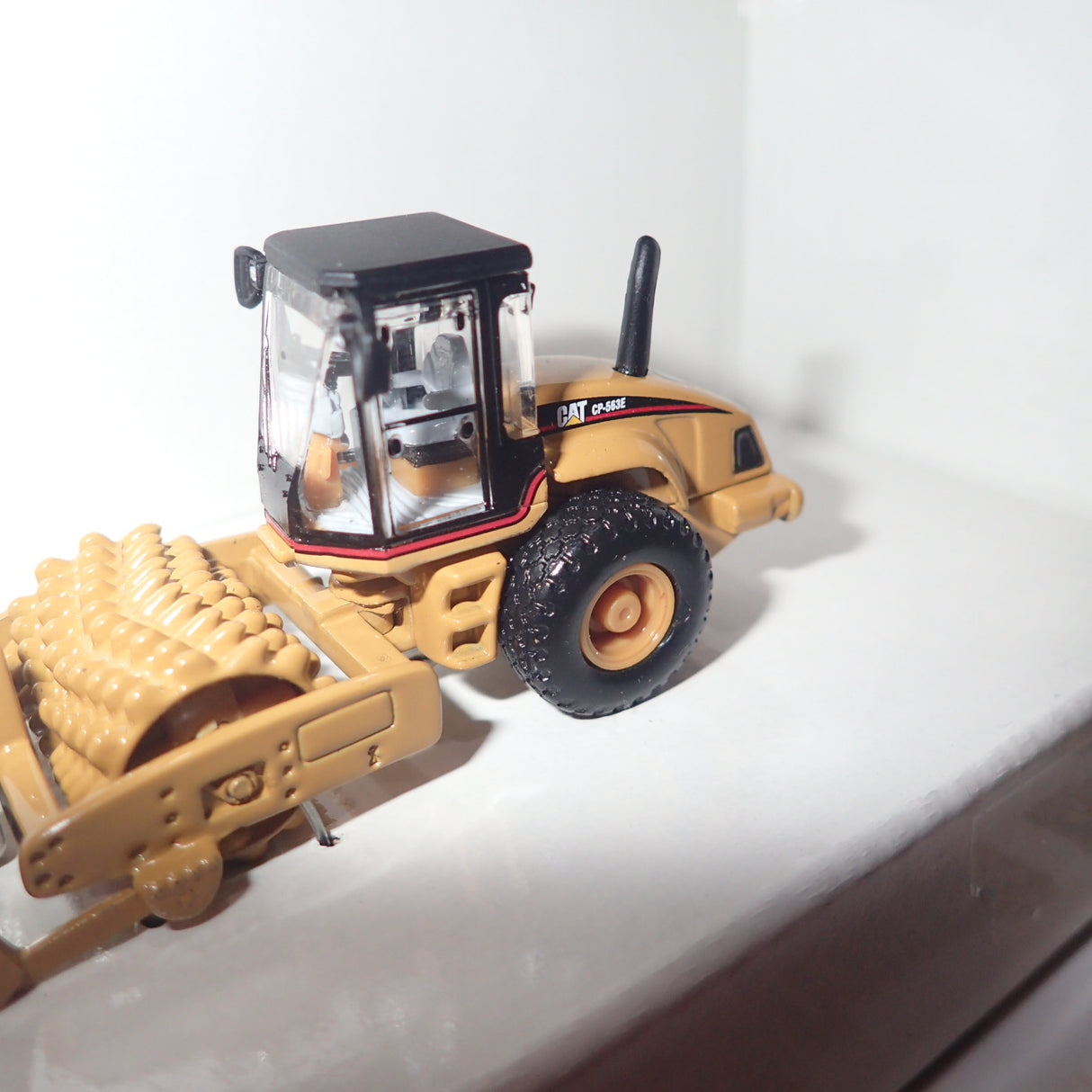 Norscot 55156 - 1/87 Scale Cat CP-563E Padfoot Drum Vibratory Soil Compactor Diecast Scale Model Replica