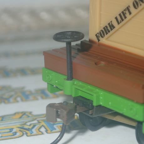 Mantua Classics 727002 - HO/00 Scale - 40' Flat with Crates Reading