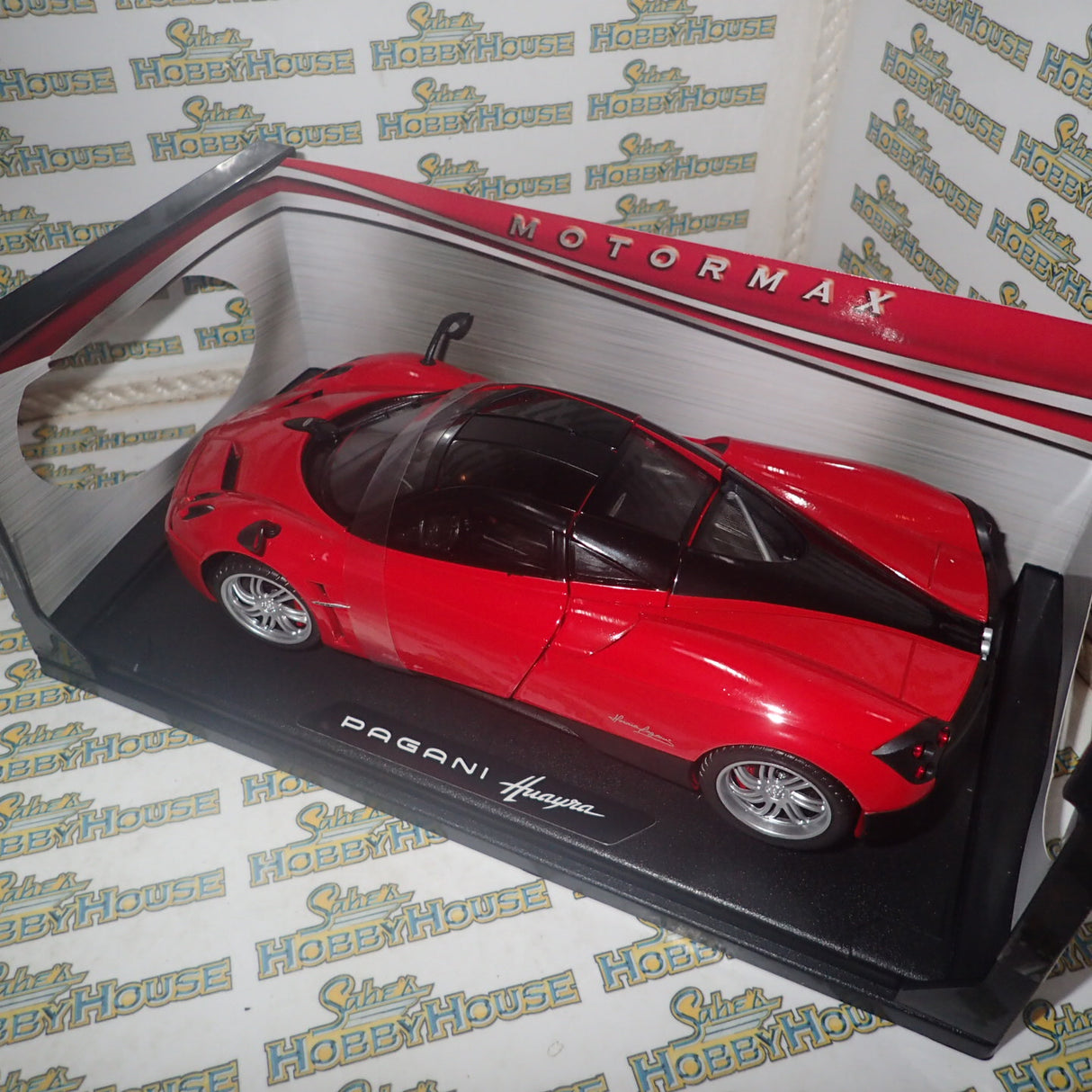 Motor Max 79160 - 1/18 Scale Pagani Huayra in Red & Black