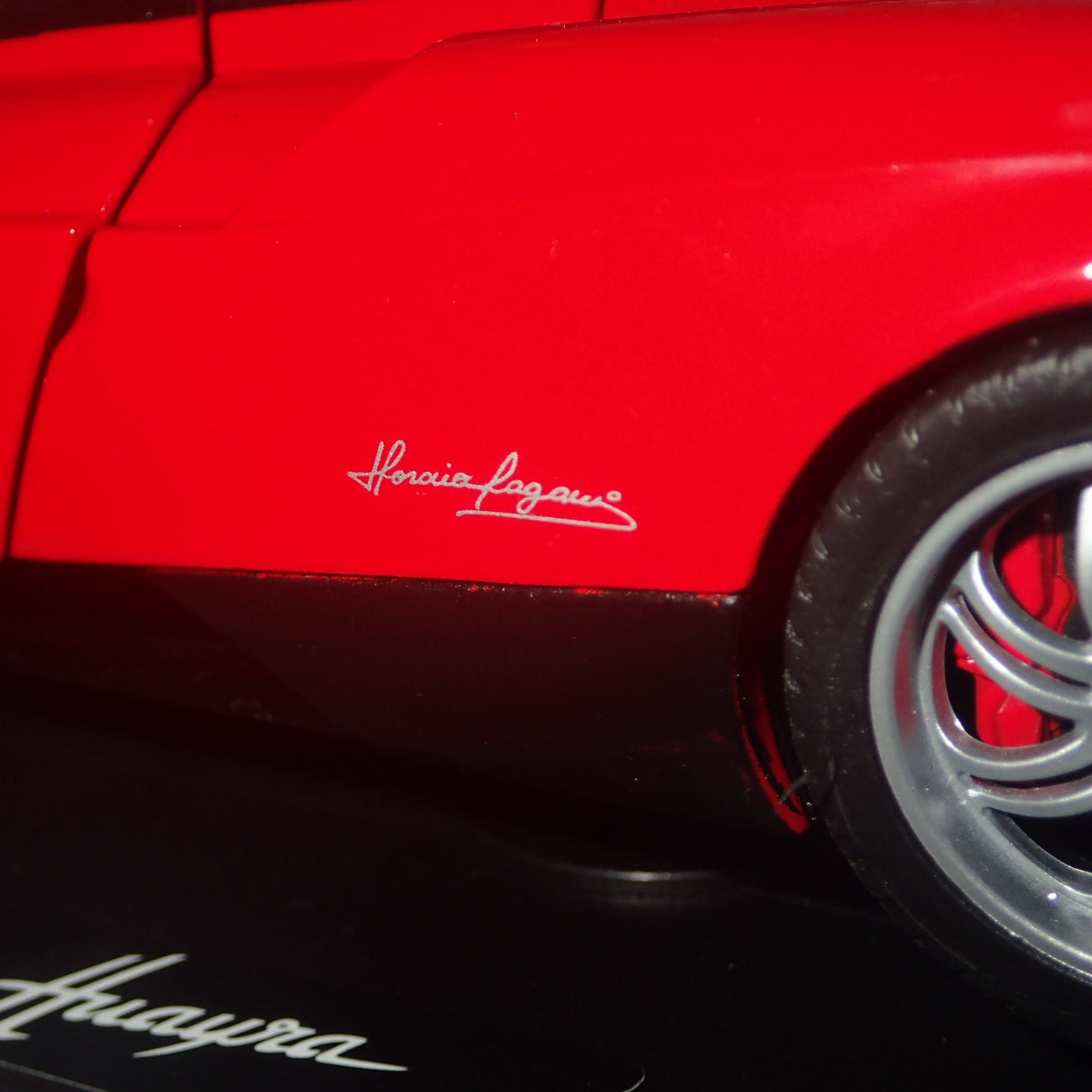 Motor Max 79160 - 1/18 Scale Pagani Huayra in Red & Black