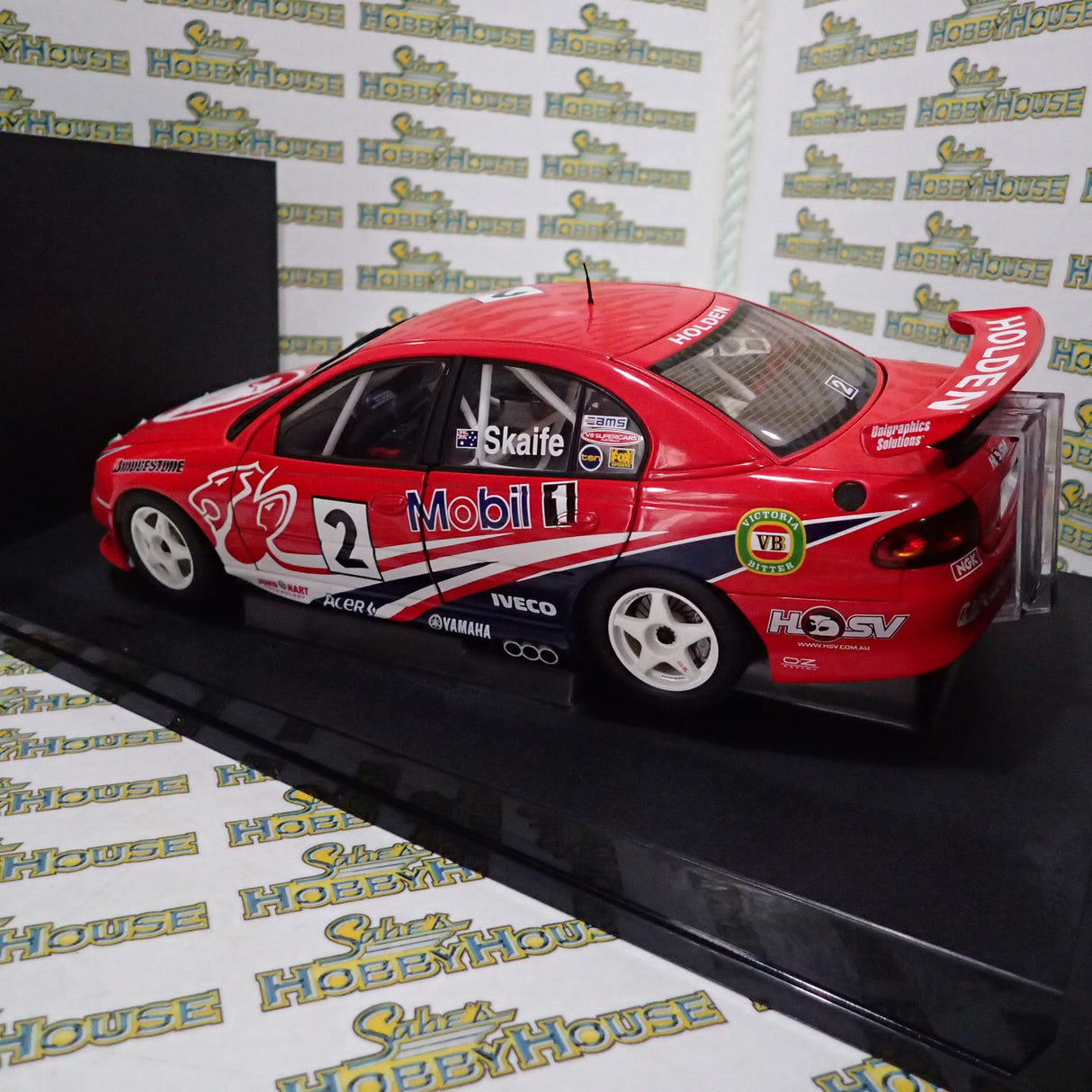 Biante 80061 – 1/18 model of the Mark Skaife year 2000 shell series championship winning HRT Commodore VT Diecast Scale Model Replica.