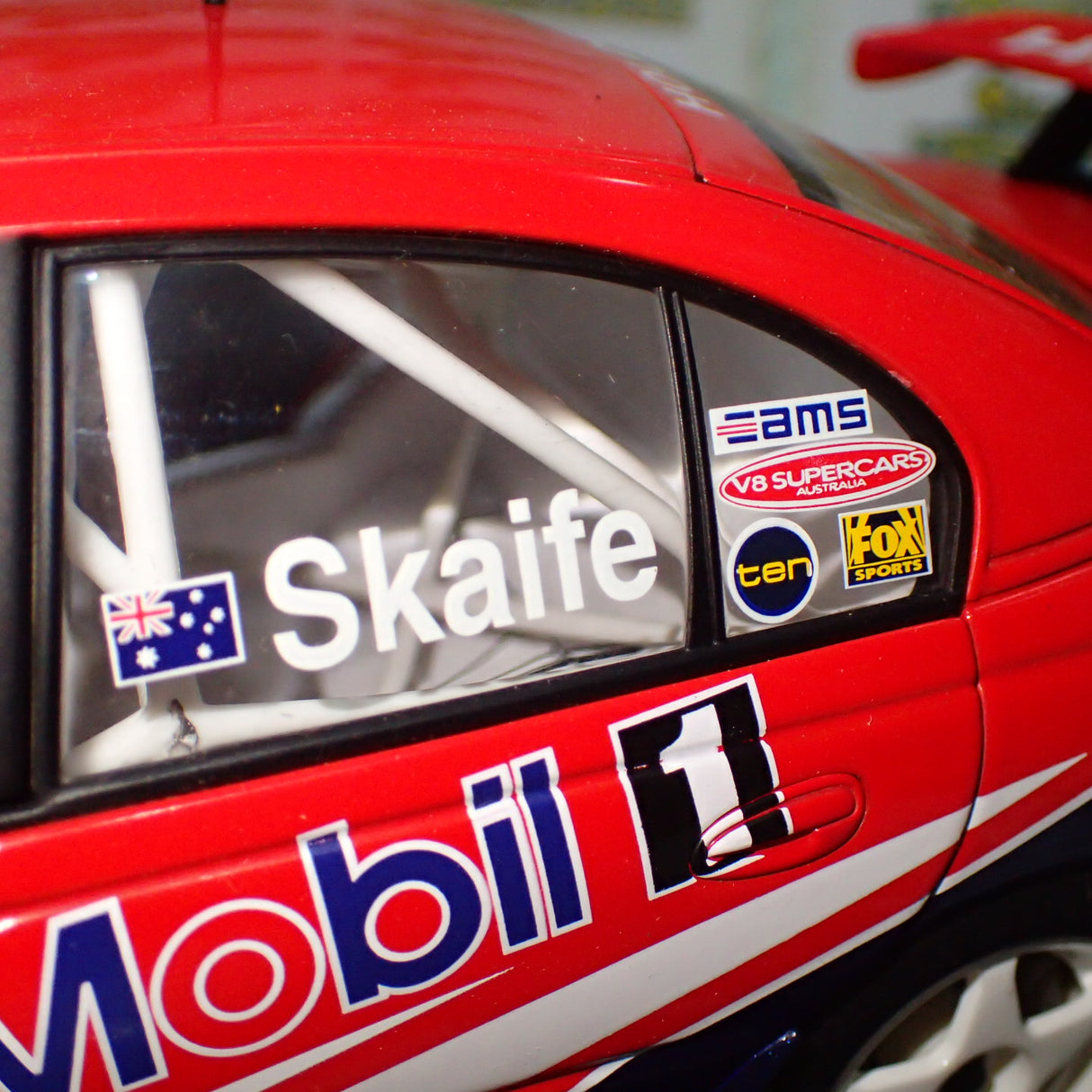 Biante 80061 – 1/18 model of the Mark Skaife year 2000 shell series championship winning HRT Commodore VT Diecast Scale Model Replica.