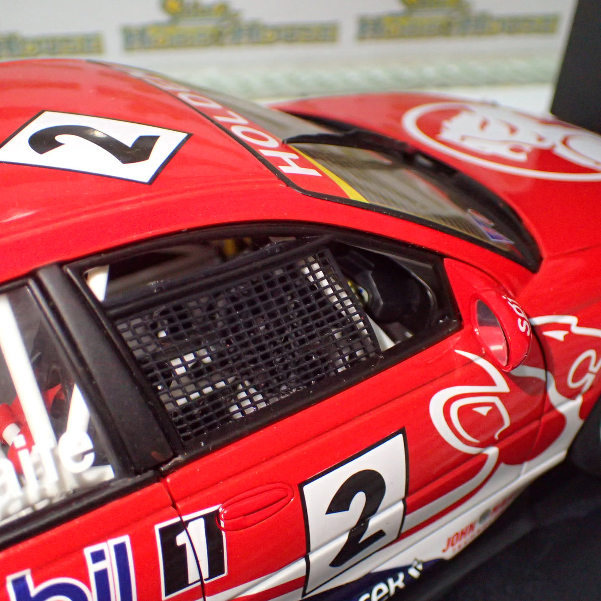 Biante 80061 – 1/18 model of the Mark Skaife year 2000 shell series championship winning HRT Commodore VT Diecast Scale Model Replica.
