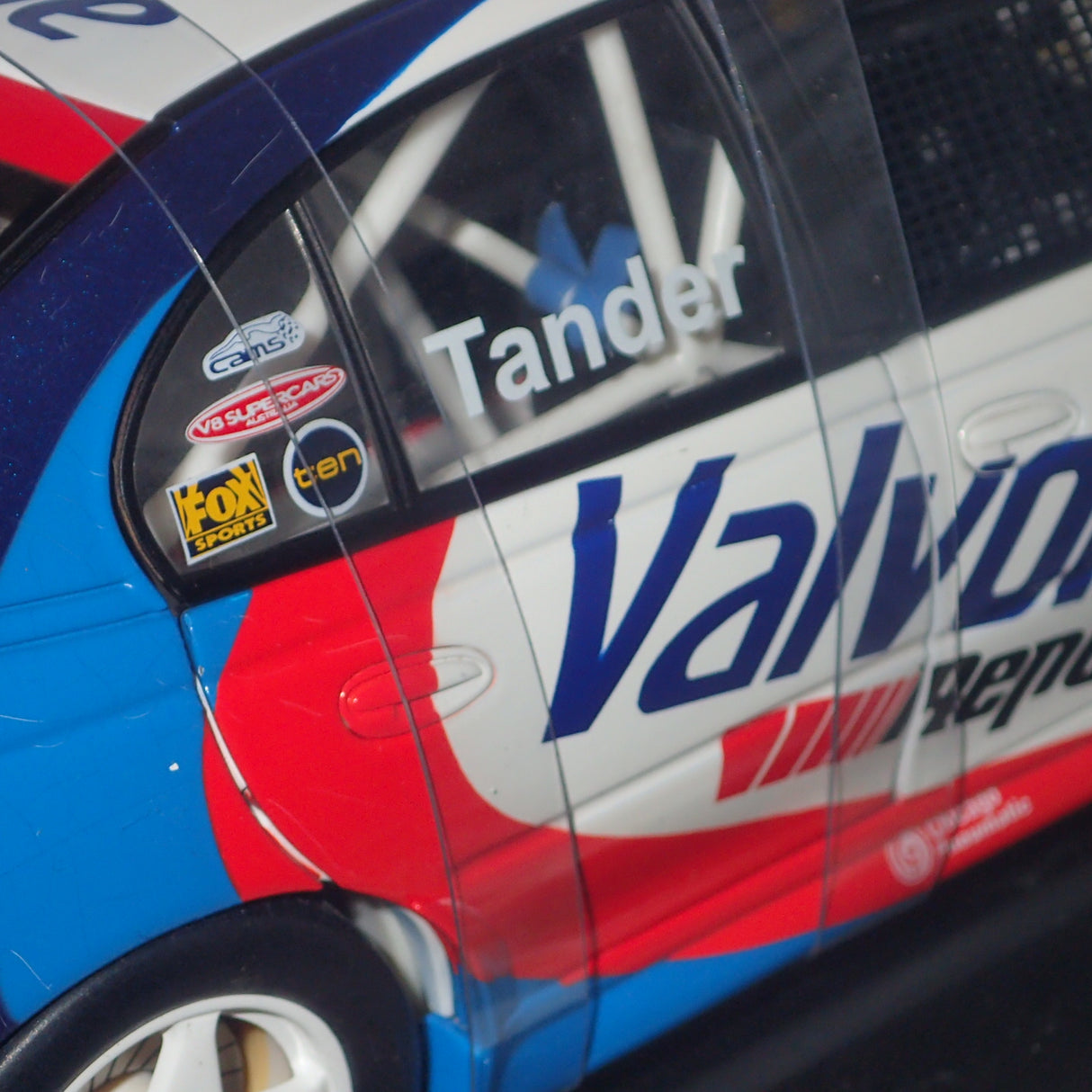 Biante/AutoArt 80163- Diecast 1:18 HOLDEN COMMODORE VX 2001 #34 VALVOLINE GARTHTANDER