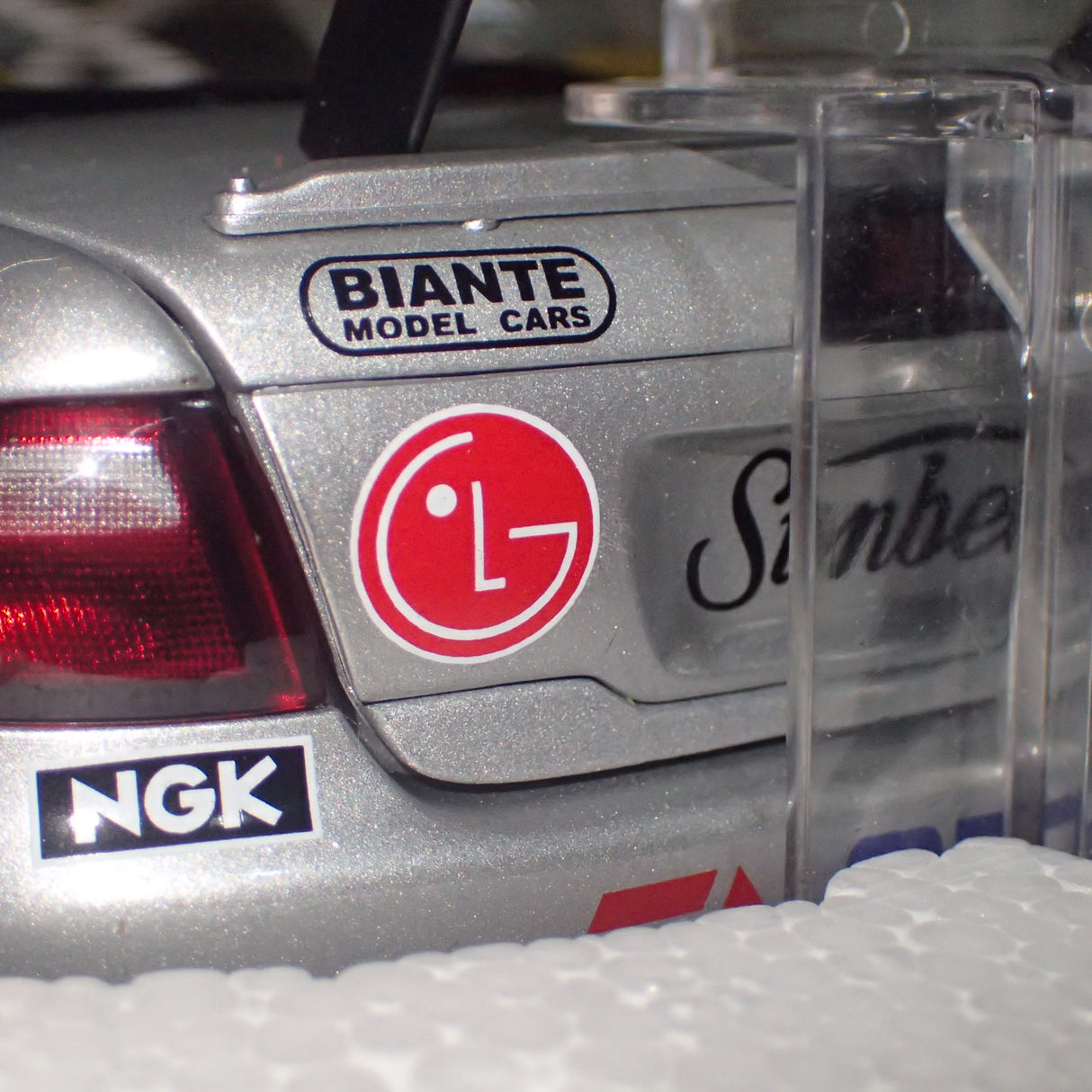 Biante/AutoArt 80364- 1:18 HOLDEN COMMODORE VX 2003 PAUL WEEL #16