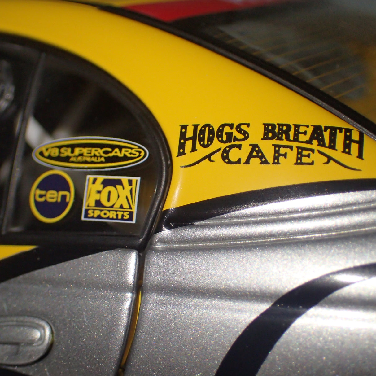 Biante/AutoArt 80364- 1:18 HOLDEN COMMODORE VX 2003 PAUL WEEL #16