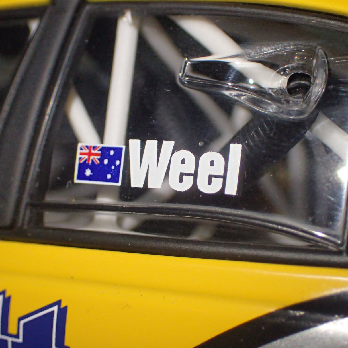 Biante/AutoArt 80364- 1:18 HOLDEN COMMODORE VX 2003 PAUL WEEL #16