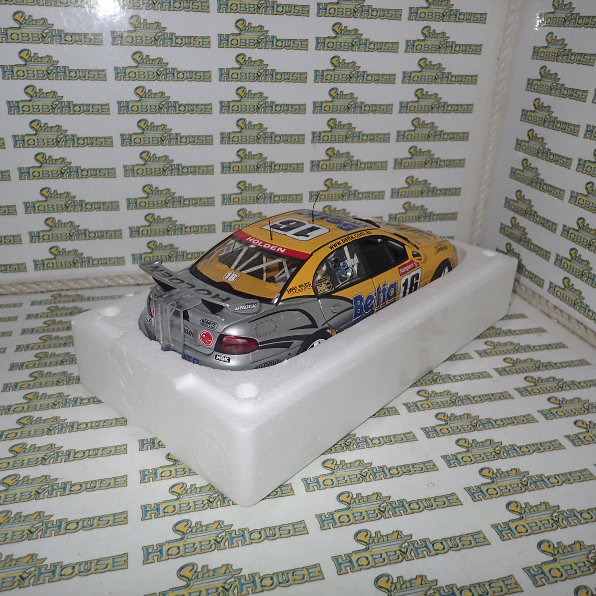 Biante/AutoArt 80364- 1:18 HOLDEN COMMODORE VX 2003 PAUL WEEL #16