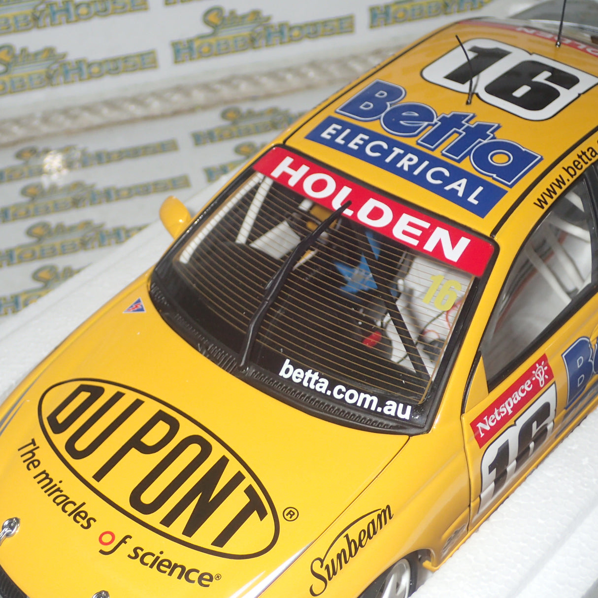 Biante/AutoArt 80364- 1:18 HOLDEN COMMODORE VX 2003 PAUL WEEL #16