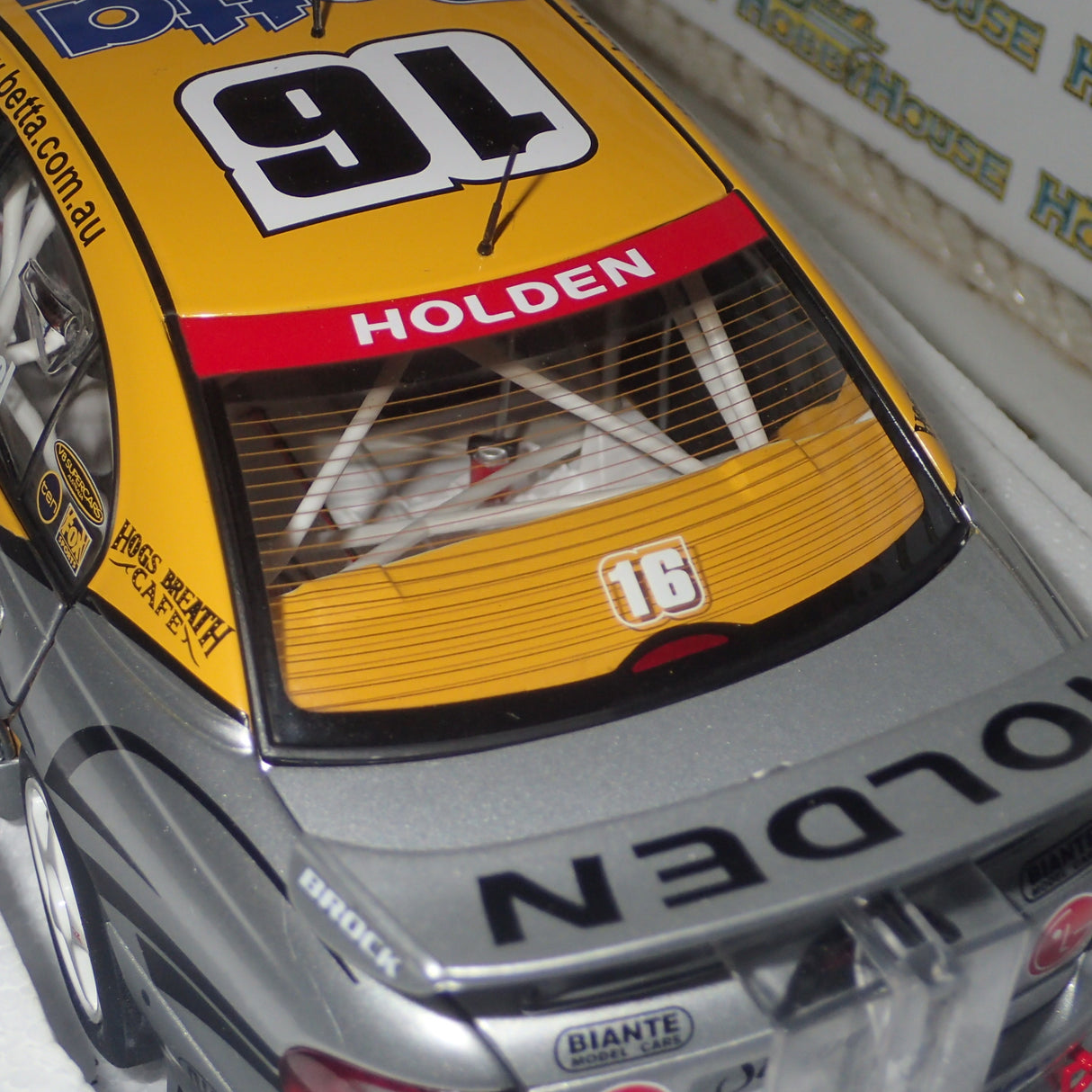 Biante/AutoArt 80364- 1:18 HOLDEN COMMODORE VX 2003 PAUL WEEL #16