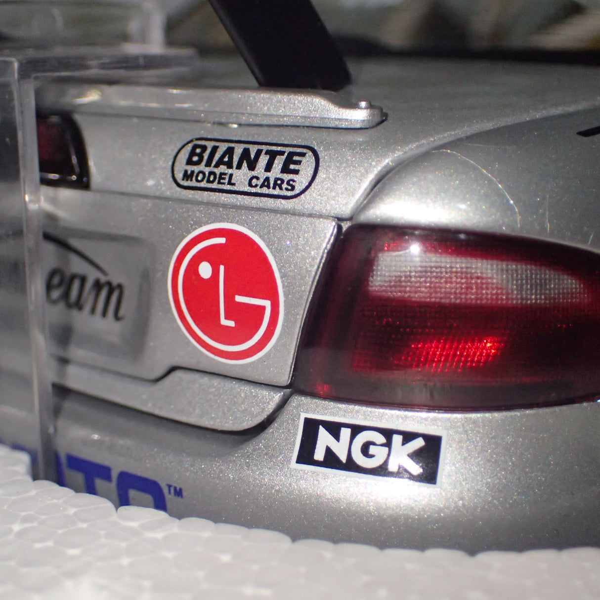 Biante/AutoArt 80364- 1:18 HOLDEN COMMODORE VX 2003 PAUL WEEL #16