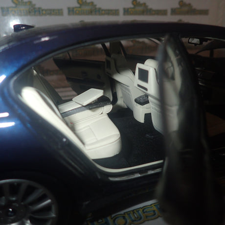 Kyosho Dealer Model Car 80 43 0 403 519 - 1/18 Scale BMW 7er Individual Model Car with Box Dealer Special Order