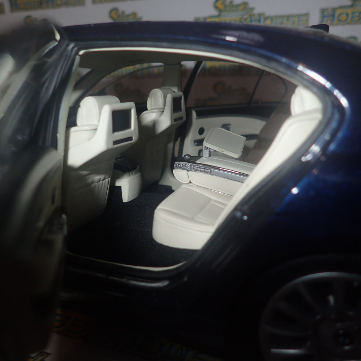 Kyosho Dealer Model Car 80 43 0 403 519 - 1/18 Scale BMW 7er Individual Model Car with Box Dealer Special Order