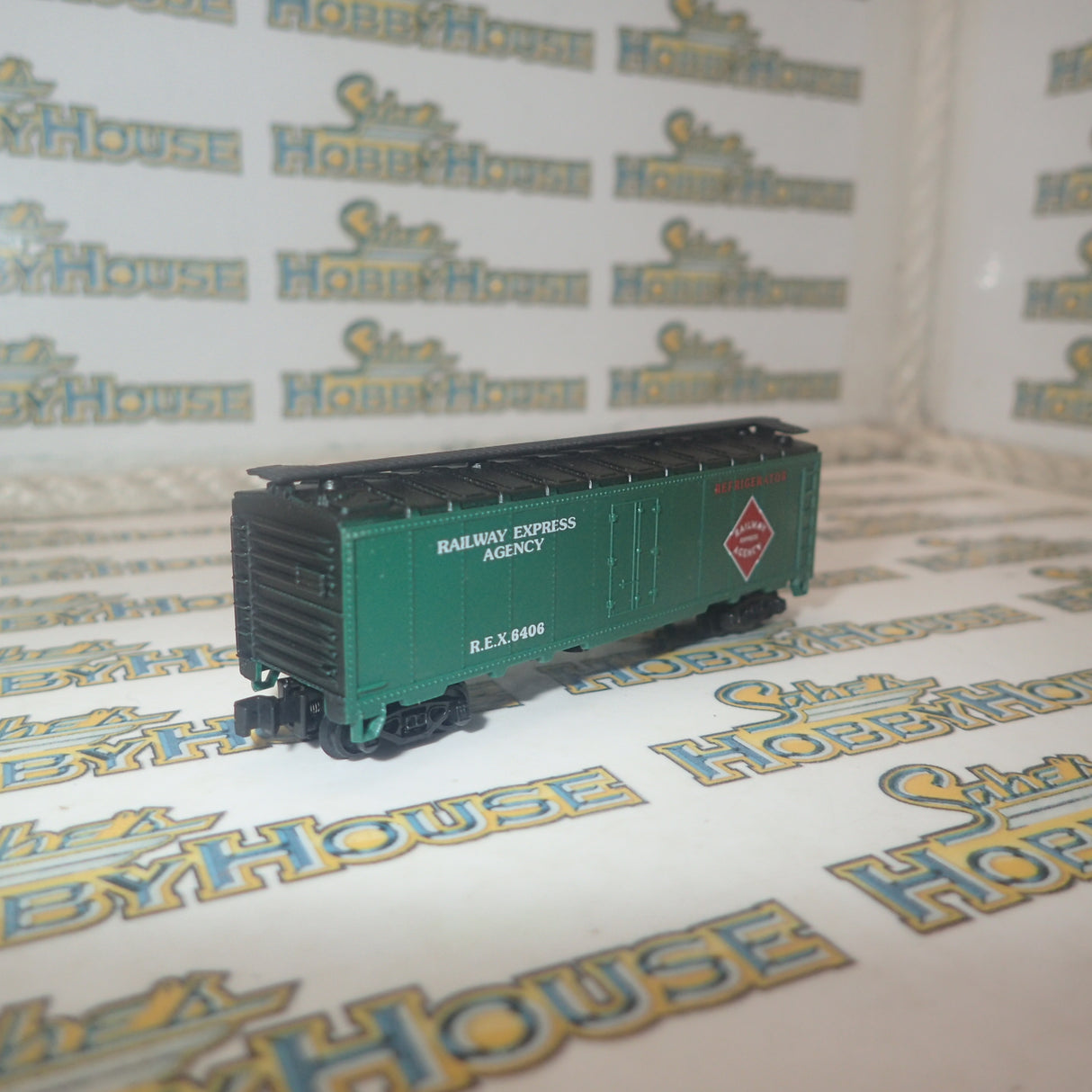 Model Power - N Scale - 40' Steel Reefer REA Railway Express Agency Model Railway Freight Car with Knuckle Coupler