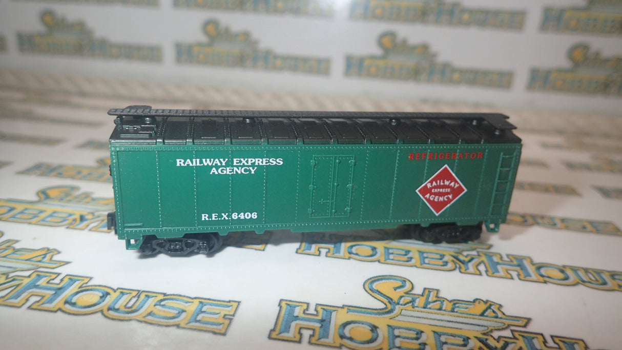 Model Power - N Scale - 40' Steel Reefer REA Railway Express Agency Model Railway Freight Car with Knuckle Coupler