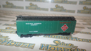 Model Power - N Scale - 40' Steel Reefer REA Railway Express Agency Model Railway Freight Car with Knuckle Coupler