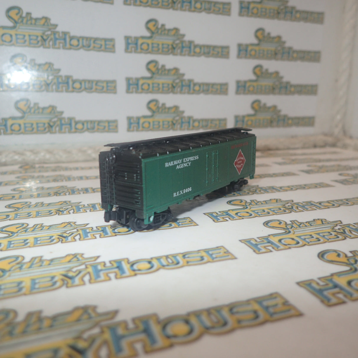 Model Power - N Scale - 40' Steel Reefer REA Railway Express Agency Model Railway Freight Car with Knuckle Coupler