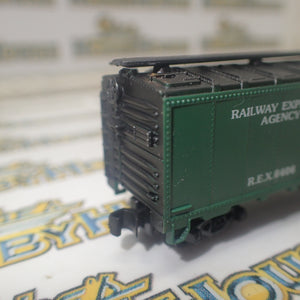 Model Power - N Scale - 40' Steel Reefer REA Railway Express Agency Model Railway Freight Car with Knuckle Coupler