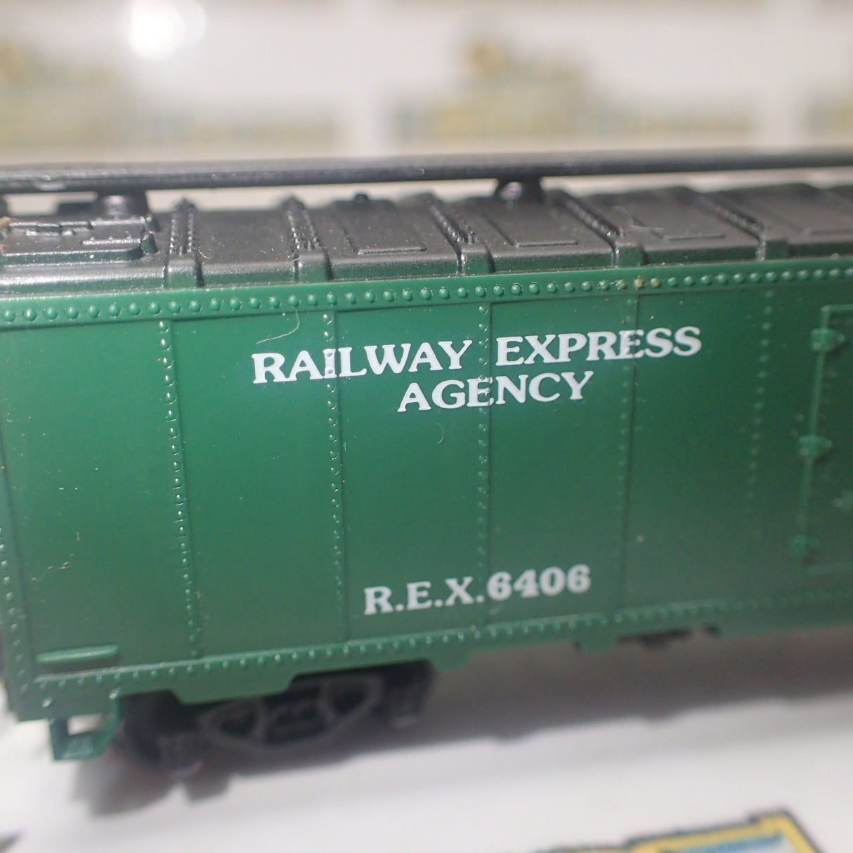Model Power - N Scale - 40' Steel Reefer REA Railway Express Agency Model Railway Freight Car with Knuckle Coupler