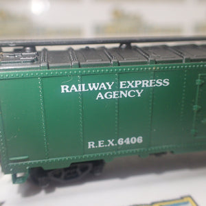Model Power - N Scale - 40' Steel Reefer REA Railway Express Agency Model Railway Freight Car with Knuckle Coupler