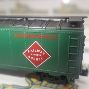 Model Power - N Scale - 40' Steel Reefer REA Railway Express Agency Model Railway Freight Car with Knuckle Coupler