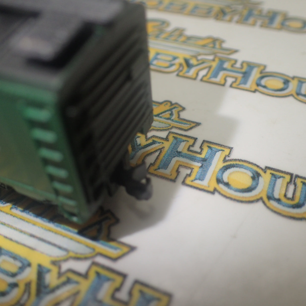 Model Power - N Scale - 40' Steel Reefer REA Railway Express Agency Model Railway Freight Car with Knuckle Coupler