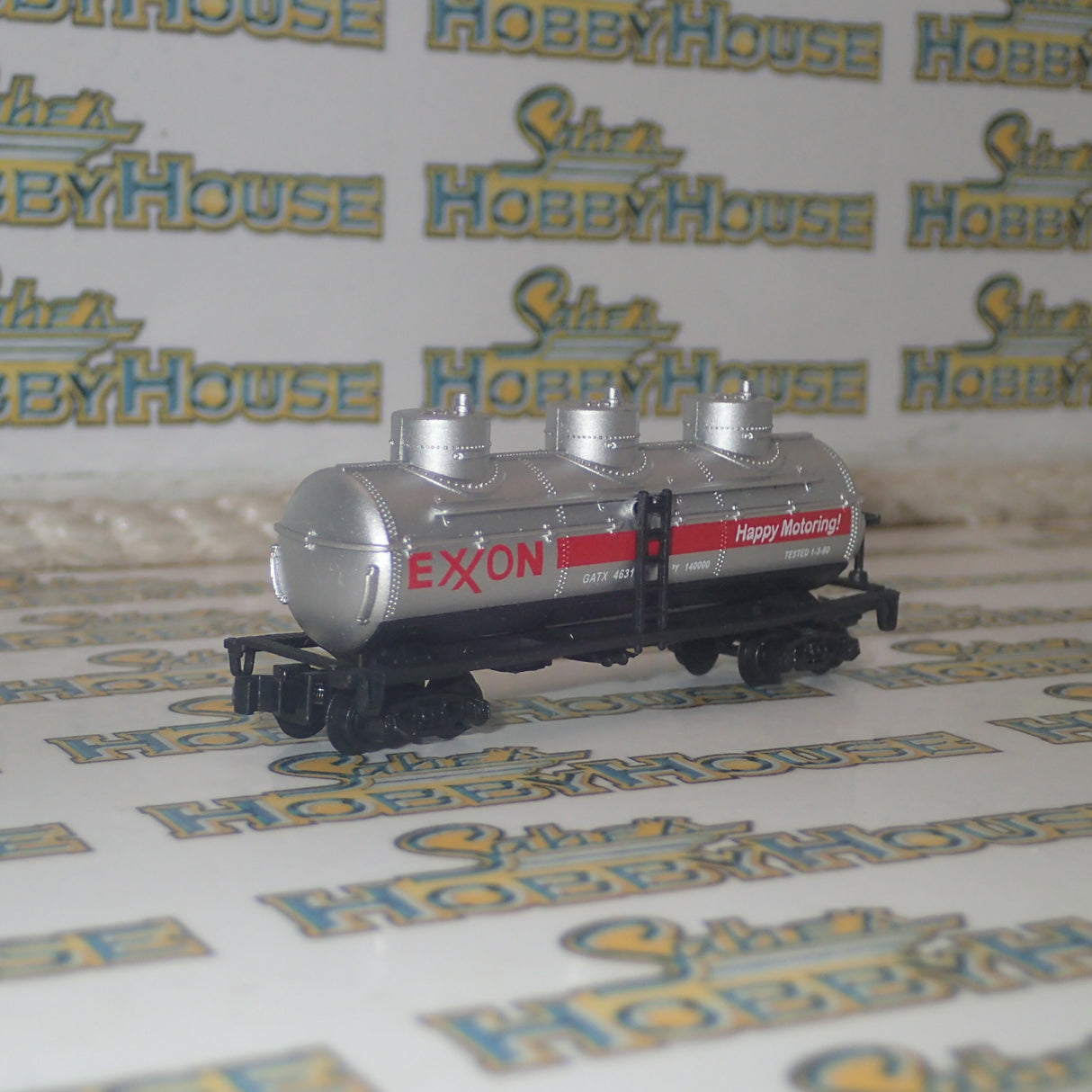 Model Power - N Scale - 40' 3 Dome Tank Exxon Model Railway Freight Car with Knuckle Coupler