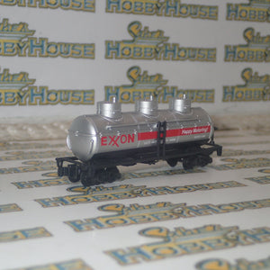 Model Power - N Scale - 40' 3 Dome Tank Exxon Model Railway Freight Car with Knuckle Coupler