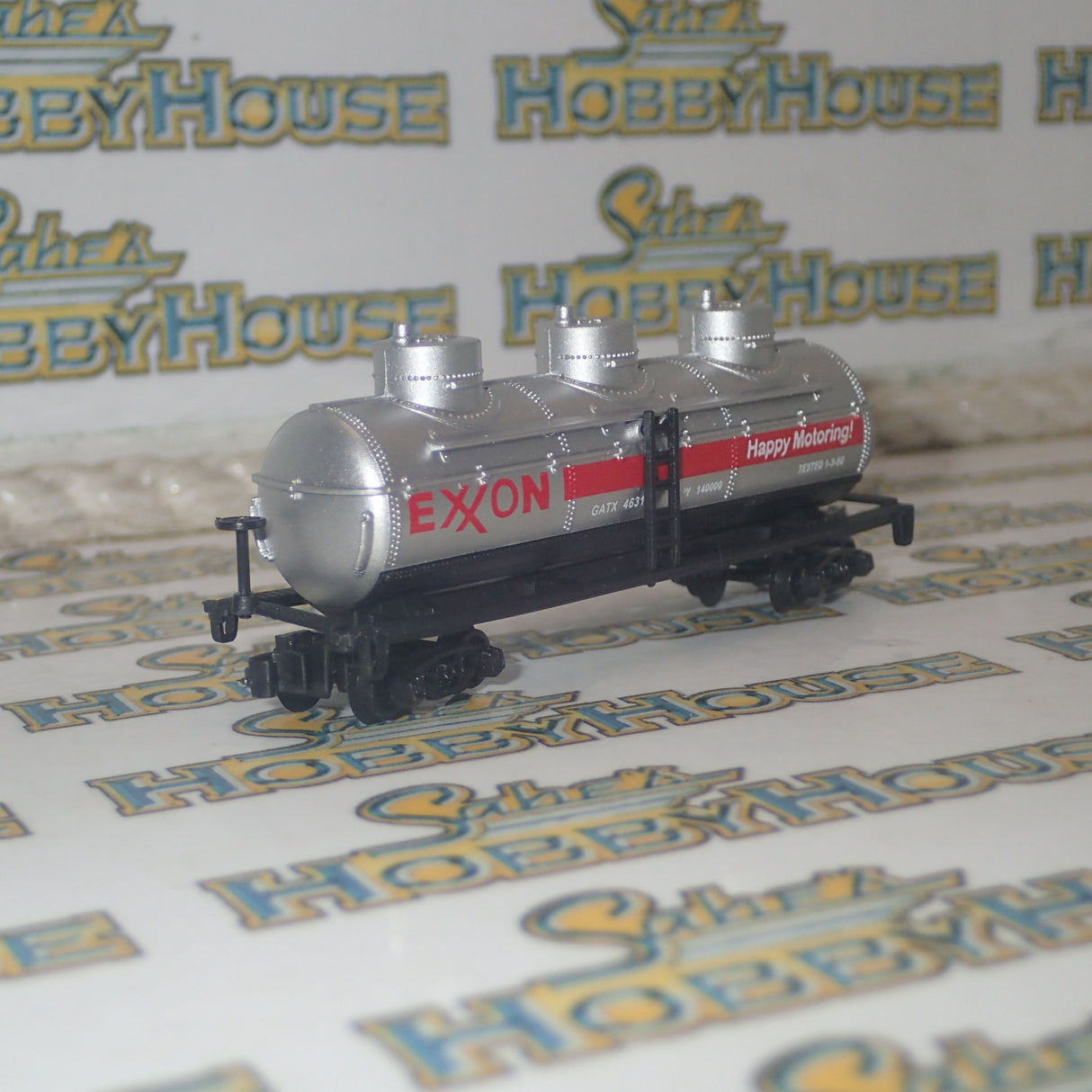 Model Power - N Scale - 40' 3 Dome Tank Exxon Model Railway Freight Car with Knuckle Coupler