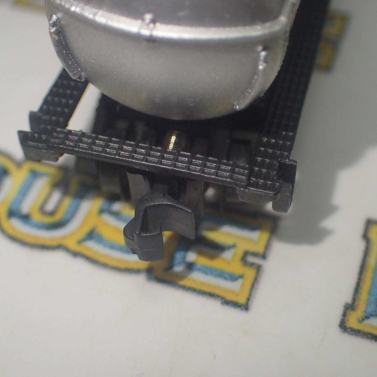 Model Power - N Scale - 40' 3 Dome Tank Exxon Model Railway Freight Car with Knuckle Coupler