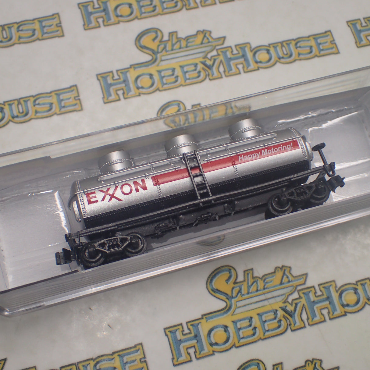Model Power - N Scale - 40' 3 Dome Tank Exxon Model Railway Freight Car with Knuckle Coupler