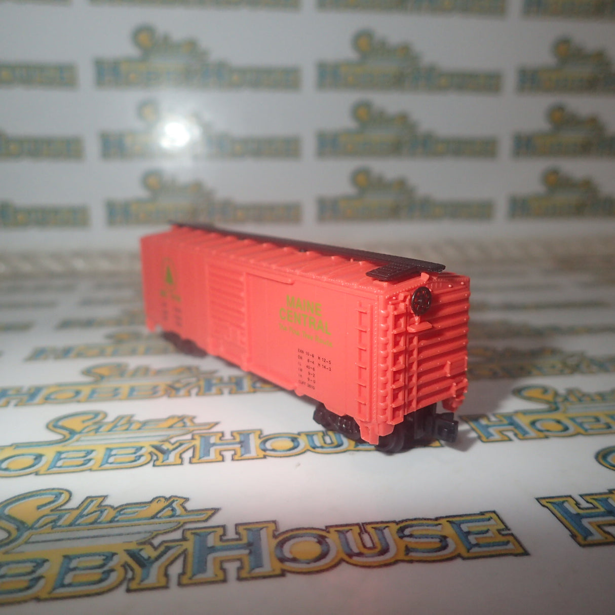 Model Power 83440 - N Scale 40' Box Car Maine Central Model Railway Freight Car with Knuckle Coupler