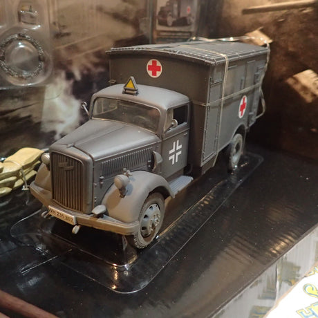 Forces Of Valor 80073 - 1:32 Scale German 4x4 Ambulance France, 1940 Diecast Scale Model Replica