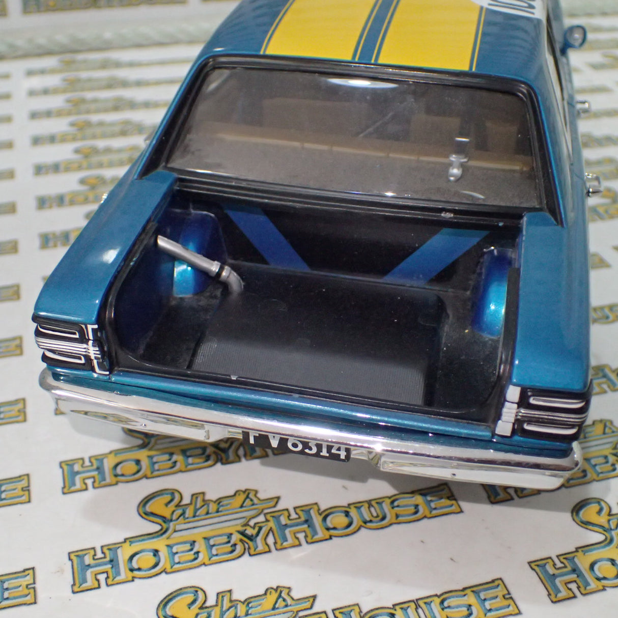 Biante Autoart 87216 - 1/18 Scale 1972 Ford XY Falcon GTHO Phase III Castrol GTX New Zealand Production Car Champion Winner #105 - Jim Richards