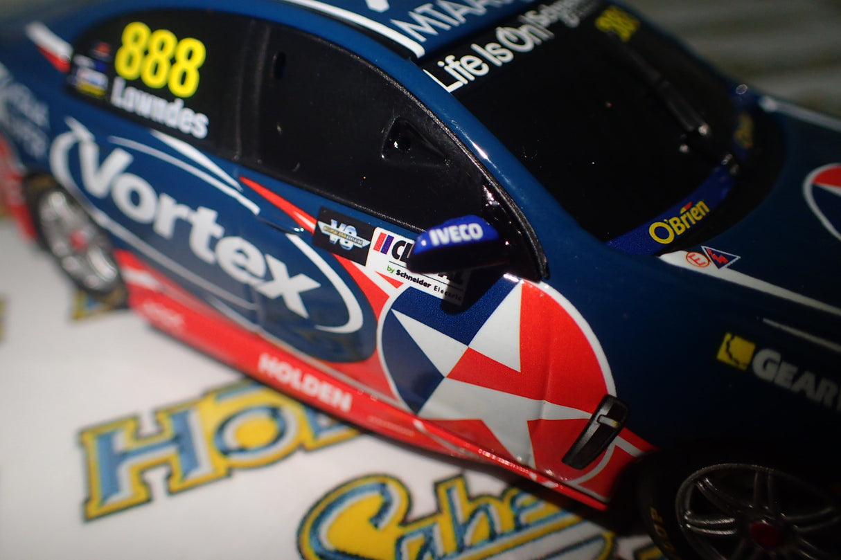 Classic Carlectables 888-17 1/43 Scale Holden VF Commodore Craig Lowndes