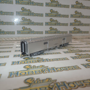 Walthers 932-55092 - Pullman-Standard Streamlined 72' Baggage Car -- Santa Fe (Smooth Sides, silver)