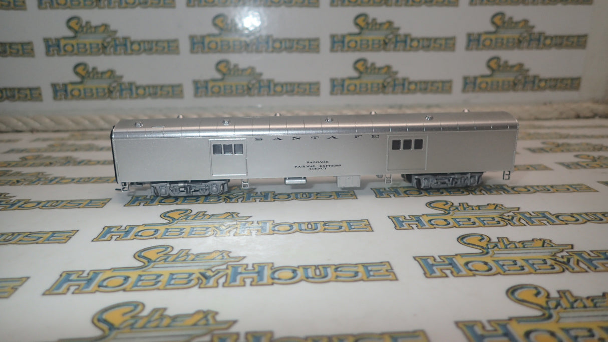 Walthers 932-55092 - Pullman-Standard Streamlined 72' Baggage Car -- Santa Fe (Smooth Sides, silver)