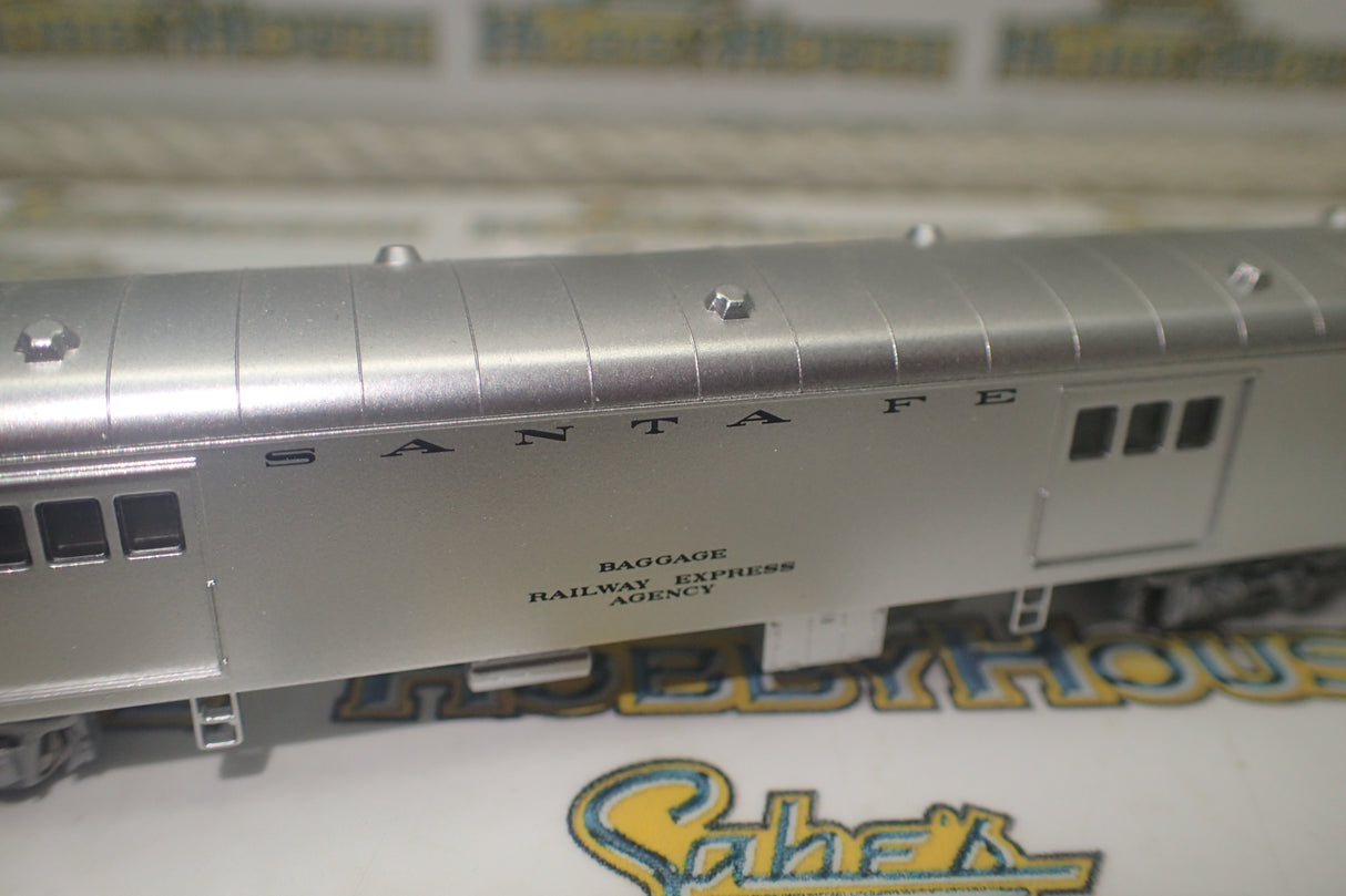 Walthers 932-55092 - Pullman-Standard Streamlined 72' Baggage Car -- Santa Fe (Smooth Sides, silver)