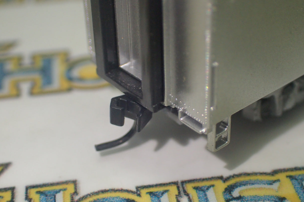 Walthers 932-55092 - Pullman-Standard Streamlined 72' Baggage Car -- Santa Fe (Smooth Sides, silver)