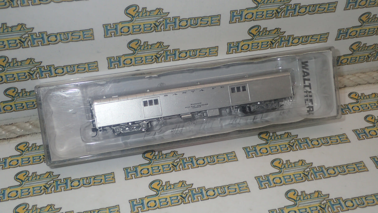 Walthers 932-55092 - Pullman-Standard Streamlined 72' Baggage Car -- Santa Fe (Smooth Sides, silver)