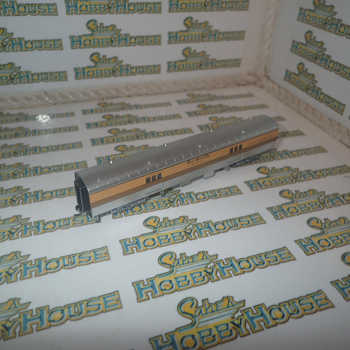 Walthers 932-55098 - Pullman-Standard Streamlined 72' Baggage Car Denver & Rio Grande Western(TM) (Smooth Sides, Four-Stripe, yellow, silver)