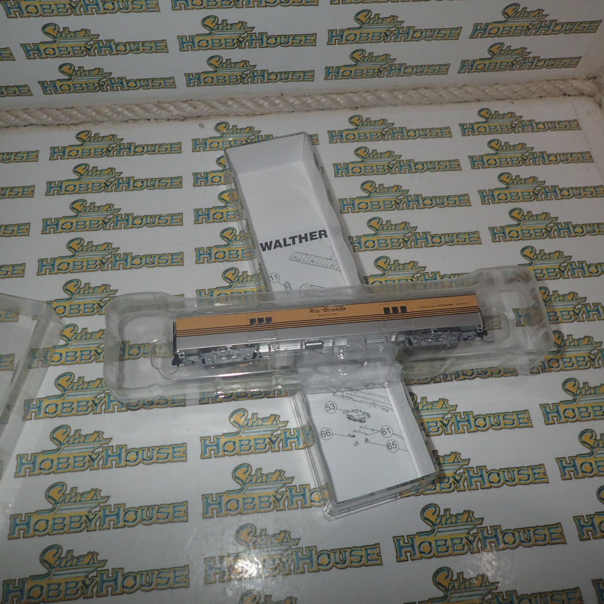 Walthers 932-55098 - Pullman-Standard Streamlined 72' Baggage Car Denver & Rio Grande Western(TM) (Smooth Sides, Four-Stripe, yellow, silver)