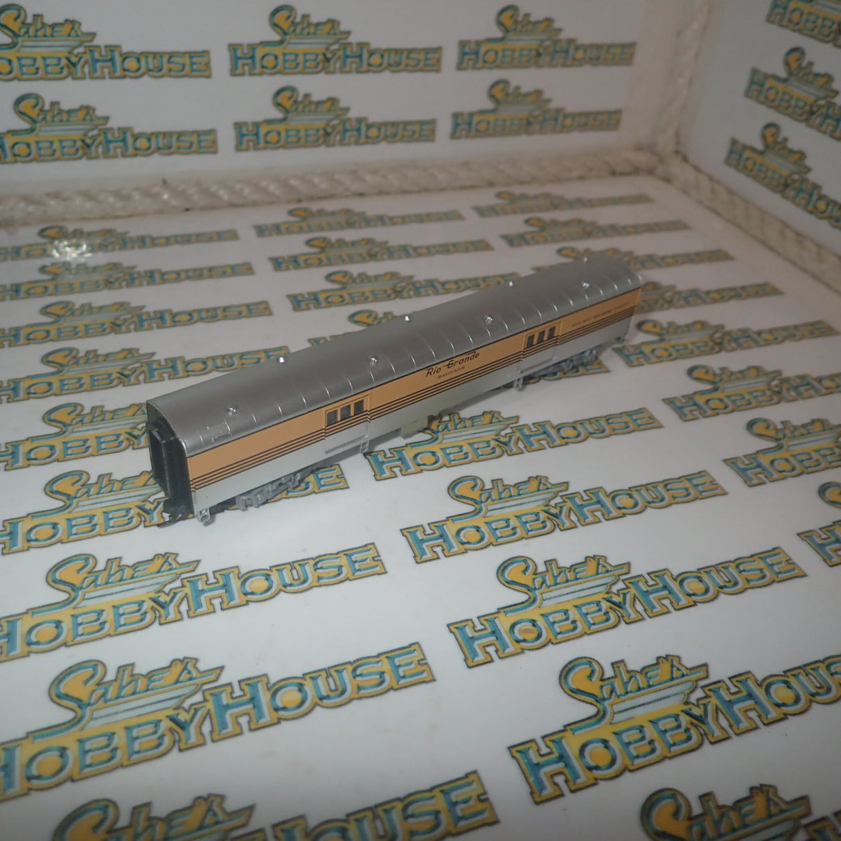 Walthers 932-55098 - Pullman-Standard Streamlined 72' Baggage Car Denver & Rio Grande Western(TM) (Smooth Sides, Four-Stripe, yellow, silver)