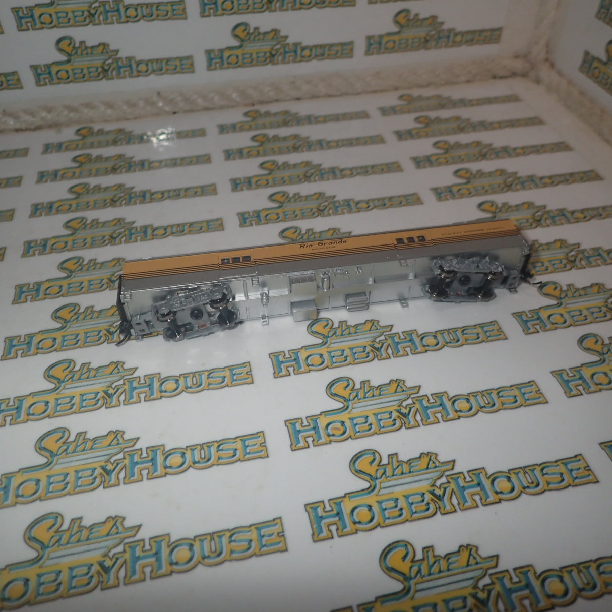 Walthers 932-55098 - Pullman-Standard Streamlined 72' Baggage Car Denver & Rio Grande Western(TM) (Smooth Sides, Four-Stripe, yellow, silver)