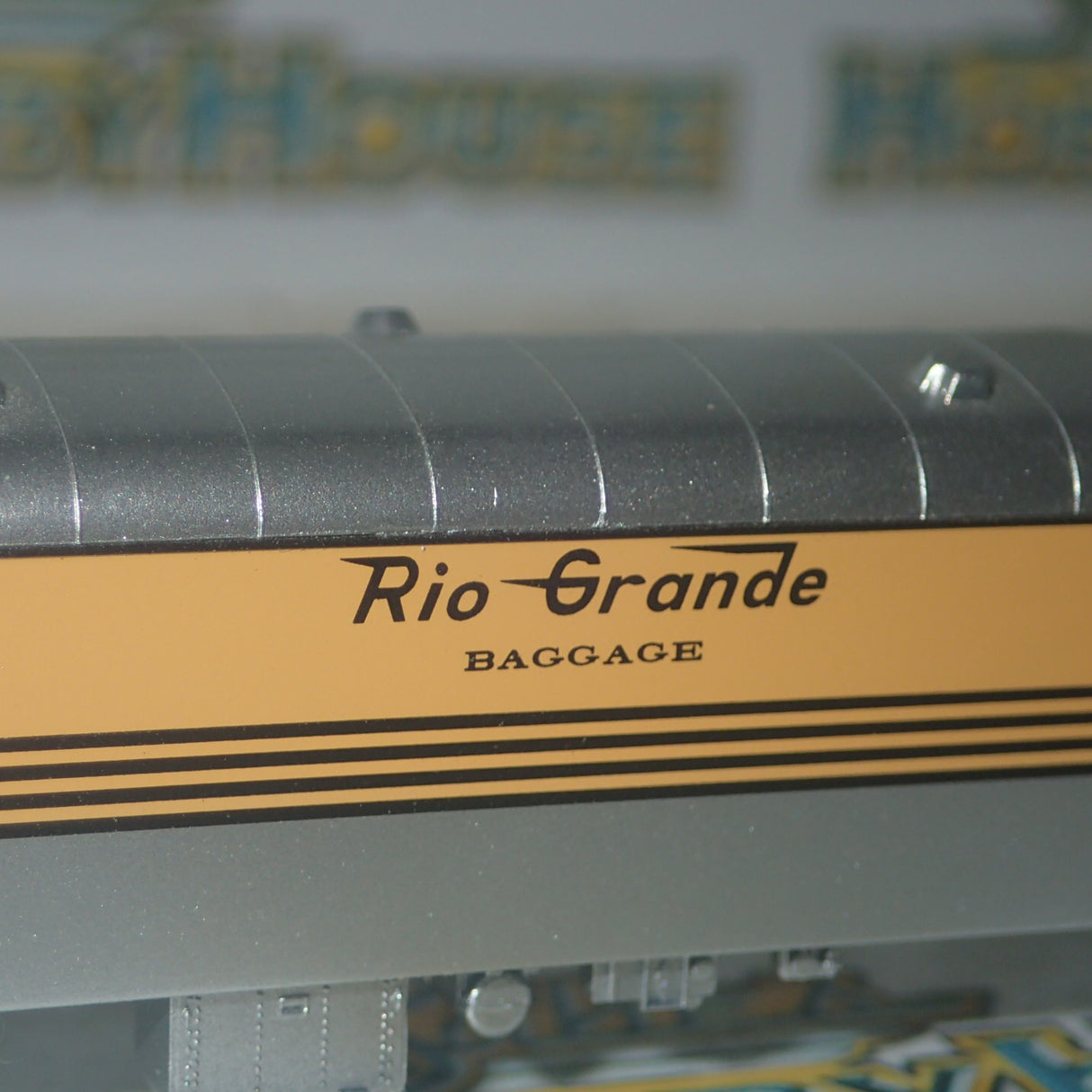 Walthers 932-55098 - Pullman-Standard Streamlined 72' Baggage Car Denver & Rio Grande Western(TM) (Smooth Sides, Four-Stripe, yellow, silver)